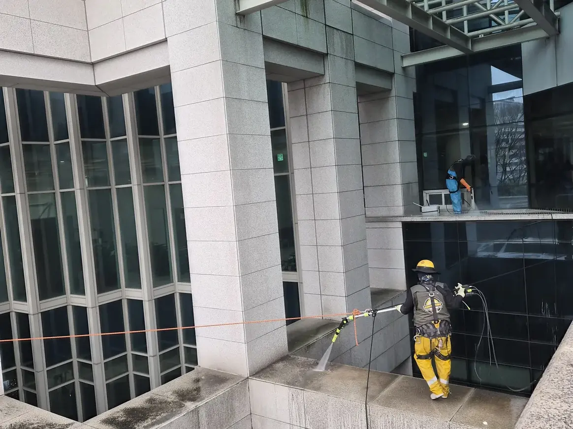 양구군 방산면 상가건물 옥상 파라펫 장비 주변 정밀 위생청소 사례 - 행진크린