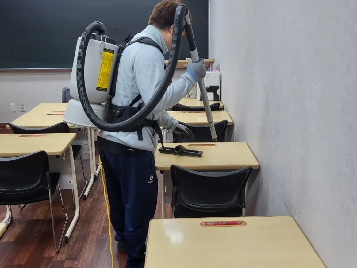 양양군 현남면 학교 현관·중앙홀 바닥 위생청소 사례 - 행진크린
