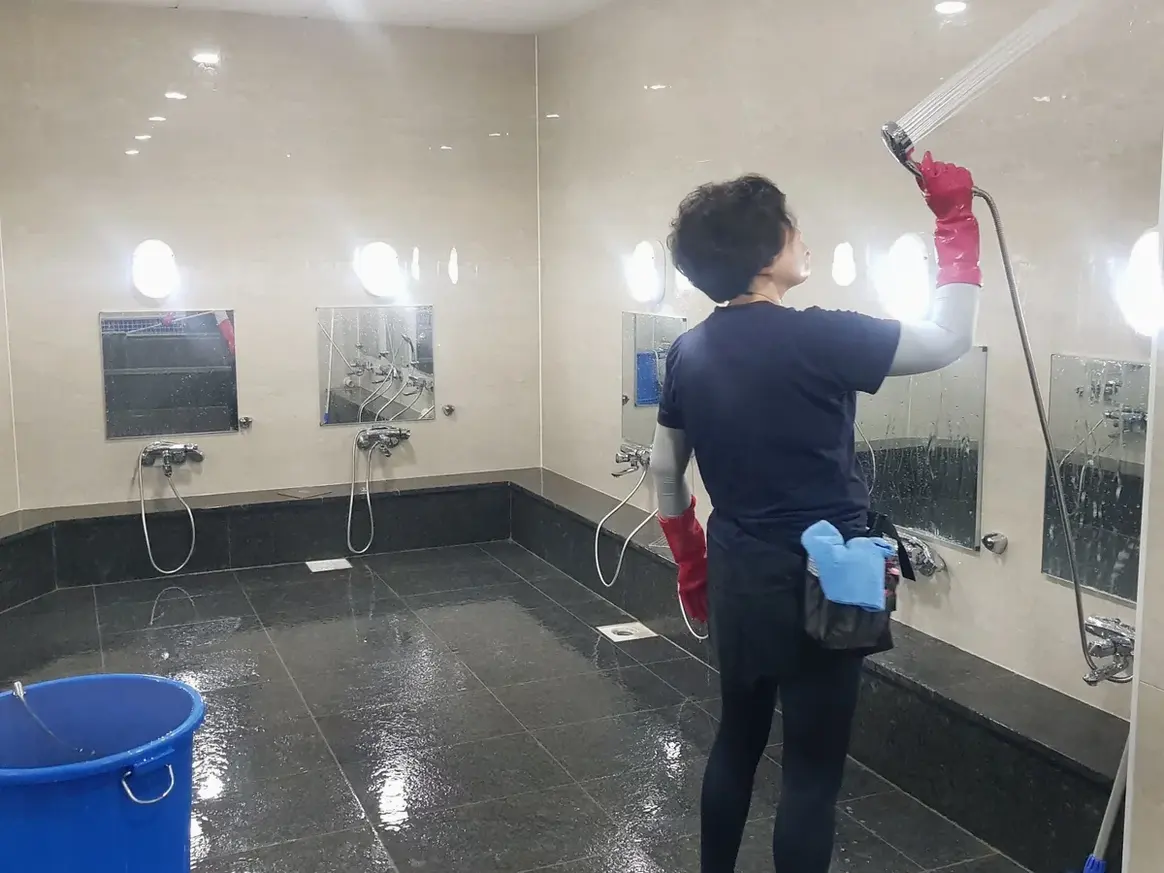 철원군 동송읍 목욕탕 탈의실·파우더룸 바닥 위생청소 사례 - 행진크린
