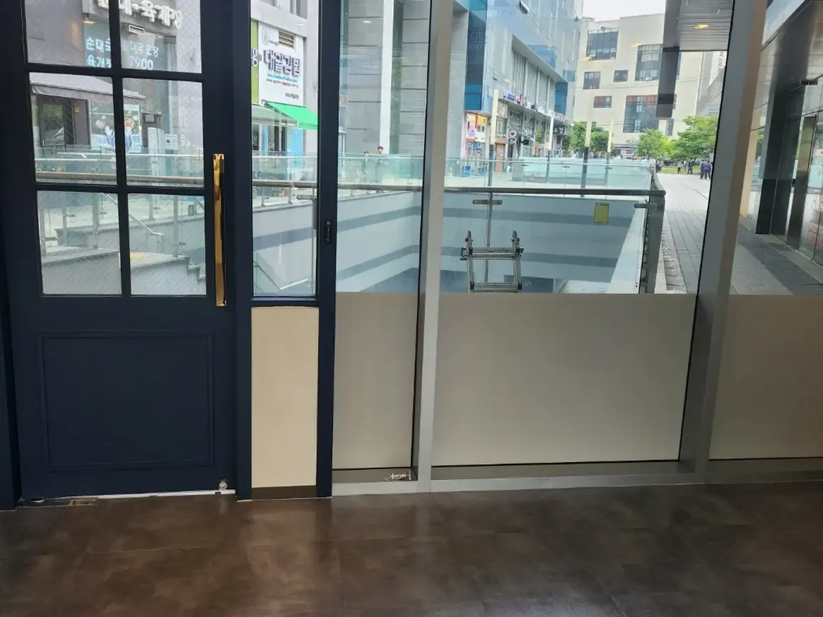 철원군 동송읍 현장 출입문·프레임 바닥 위생청소 사례 - 행진크린